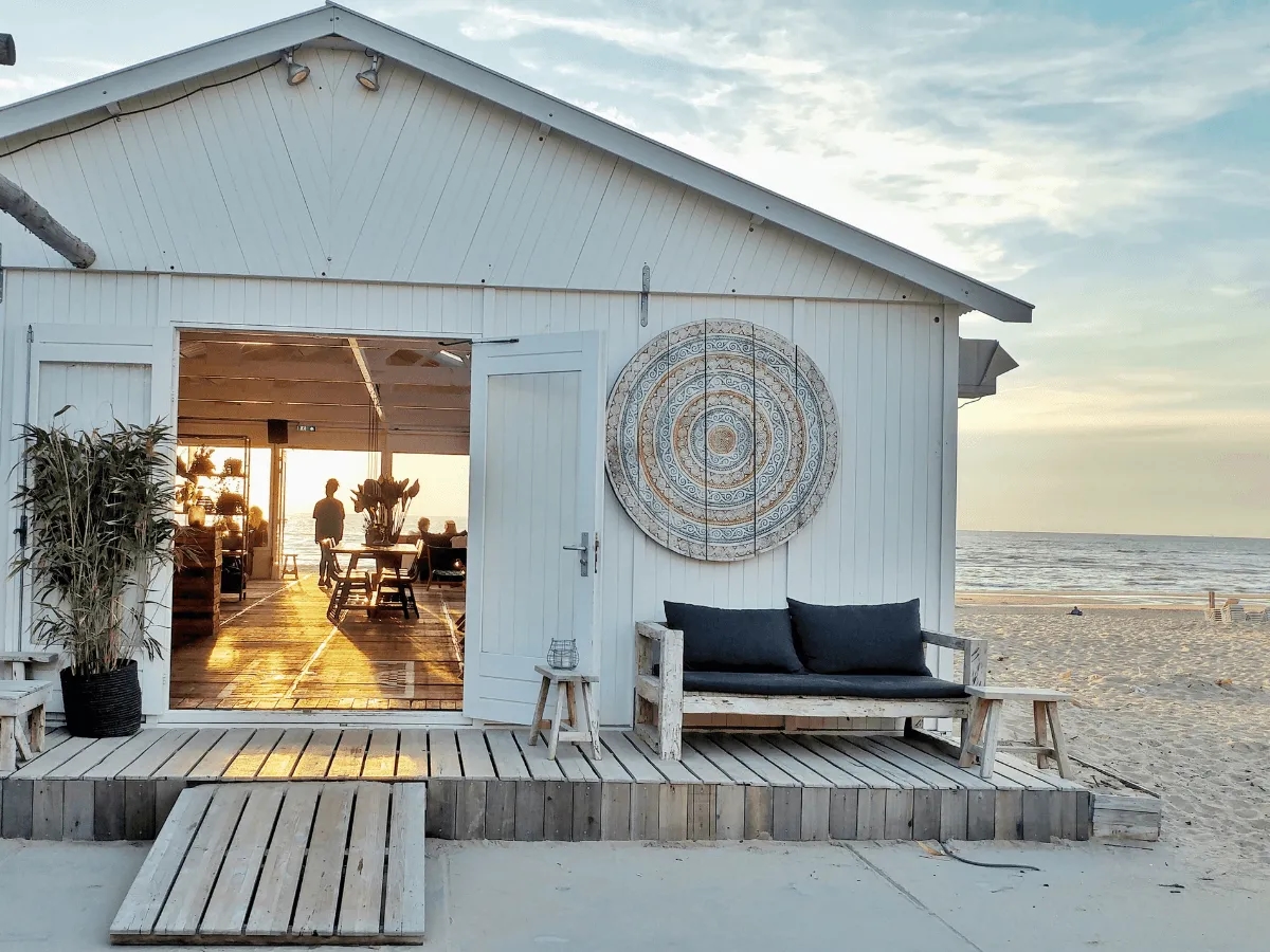 Jak znaleźć nocleg nad morzem i uniknąć wysokich cen?