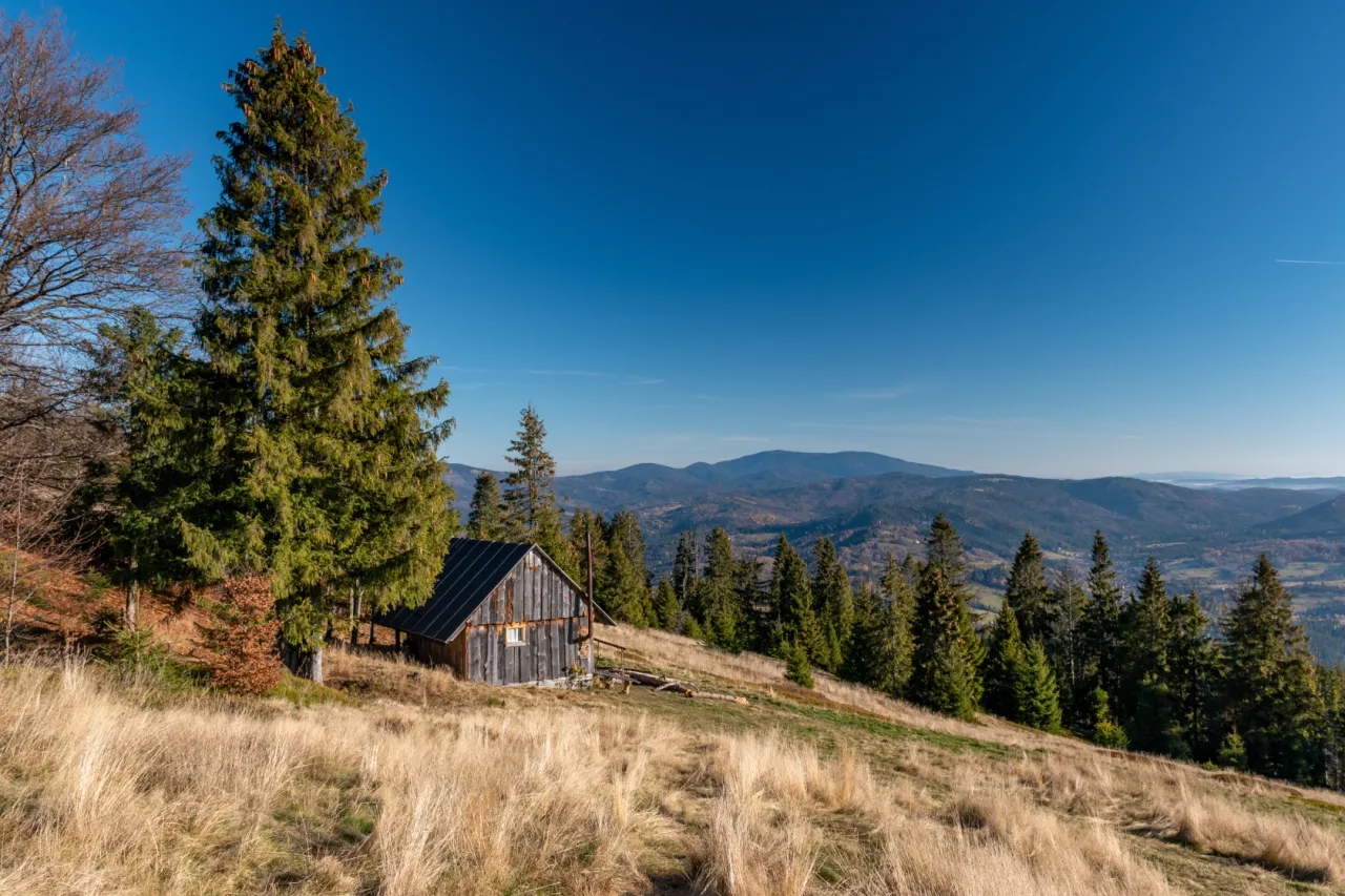 Bacówka na Muńcole - ukryty skarb Beskidu Żywieckiego czeka na Ciebie